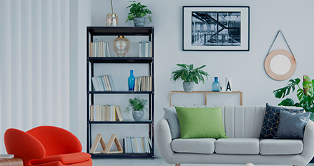 Industriálny štýl a čierne kovové police šetria priestor a búrajú všetky hranice