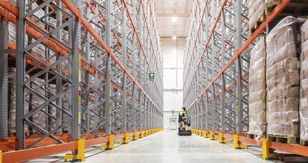 Paletový regál a jeho skladovanie – výhody a optimálne využitie