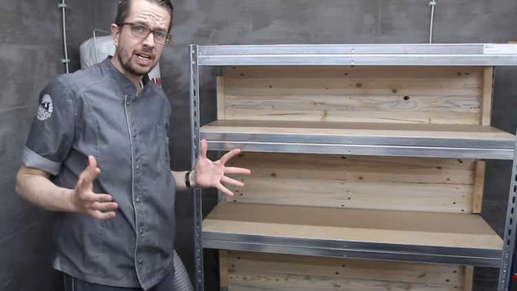 1-kovovy-regal-a-drevenna-paleta