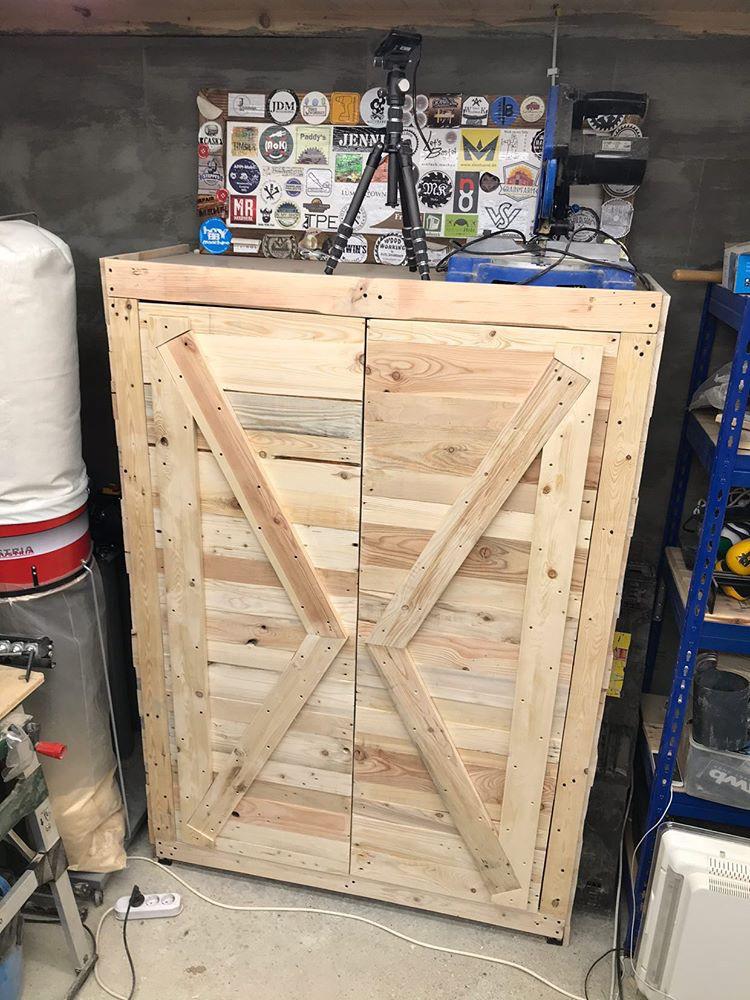 1-kovovy-regal-ako-skrina-hotovy