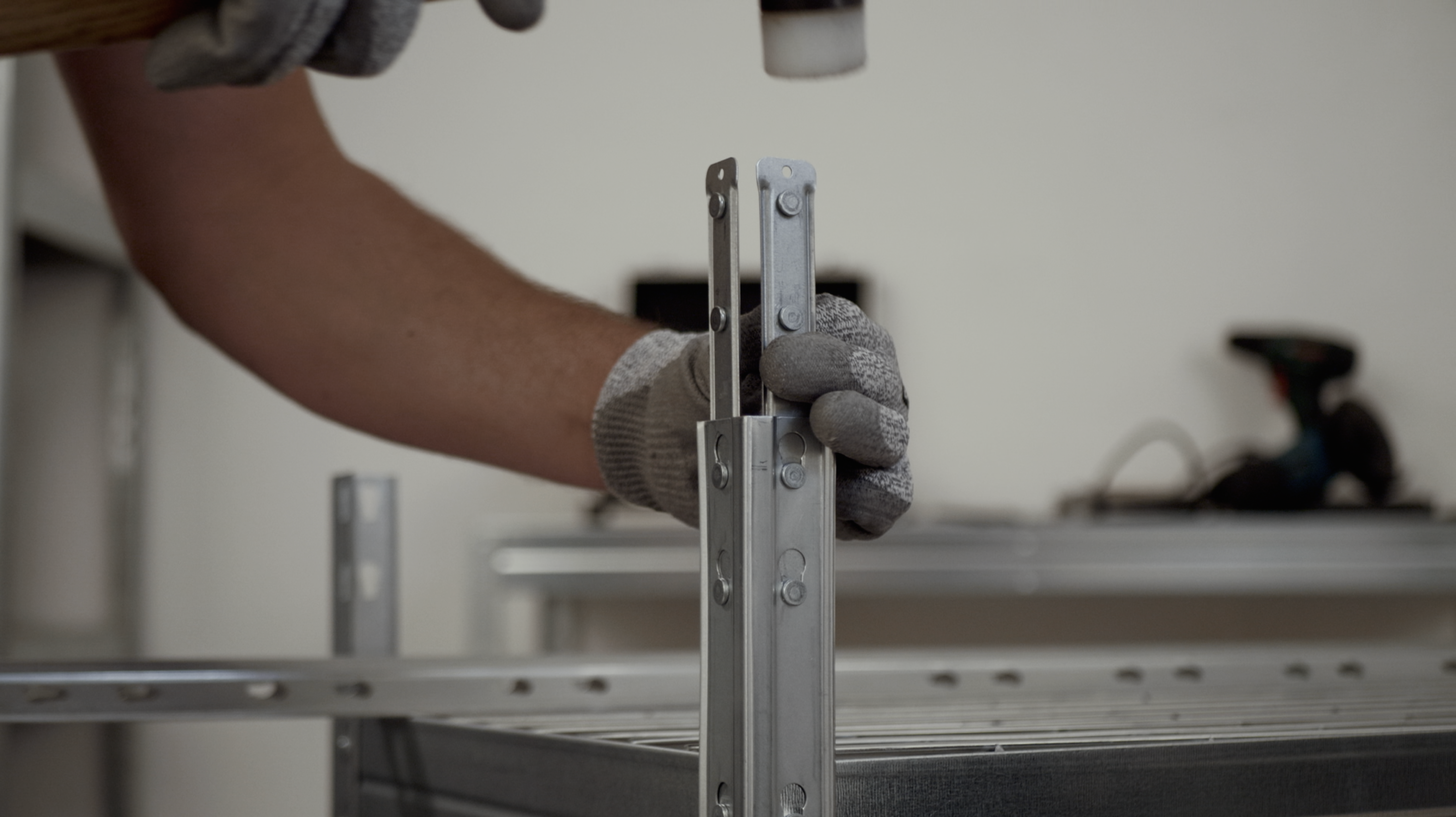 1-plastovy-vs-kokovy-regal-montaz