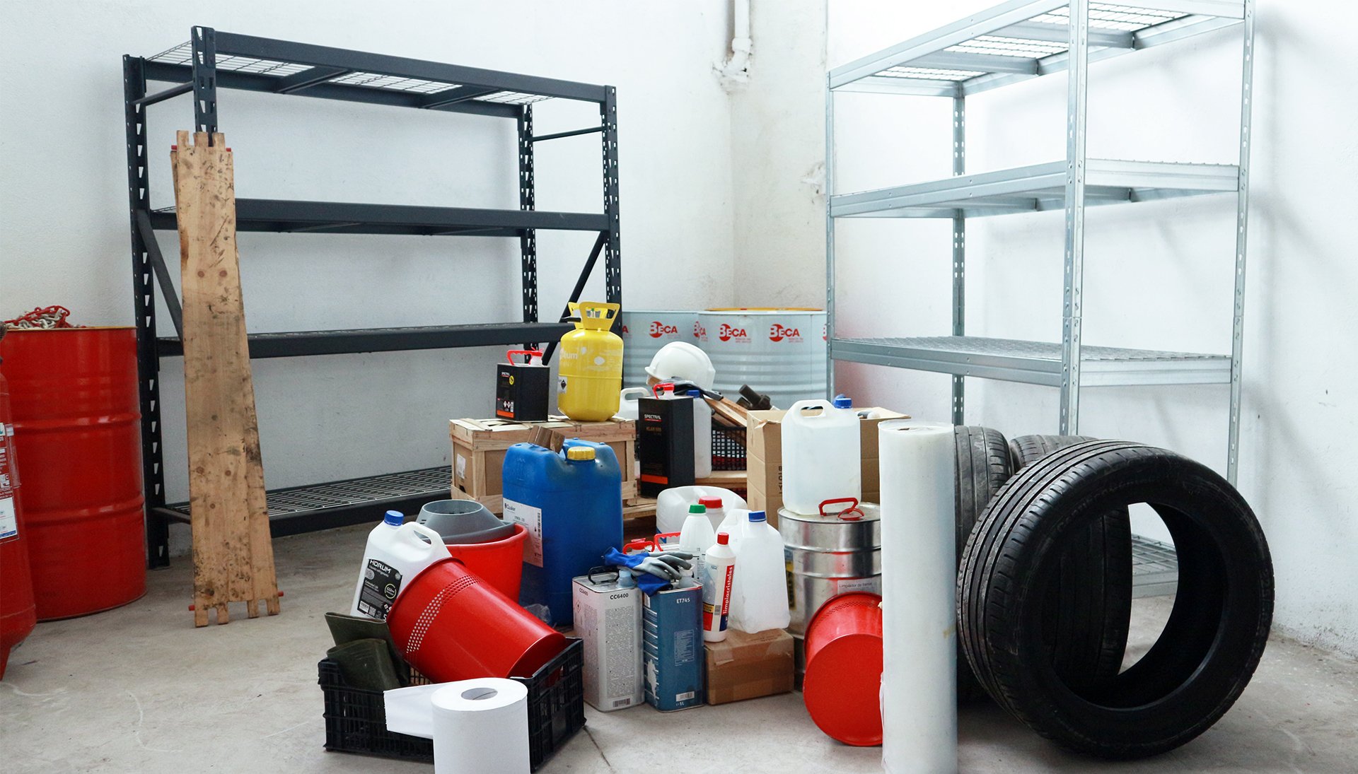 kovovy-regal-pre-priemysel-pred-upratanim-blog