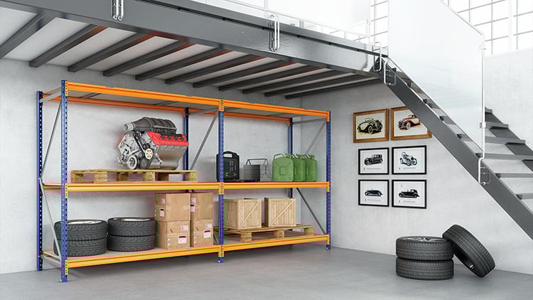 Späť do práce s kovovými regálmi