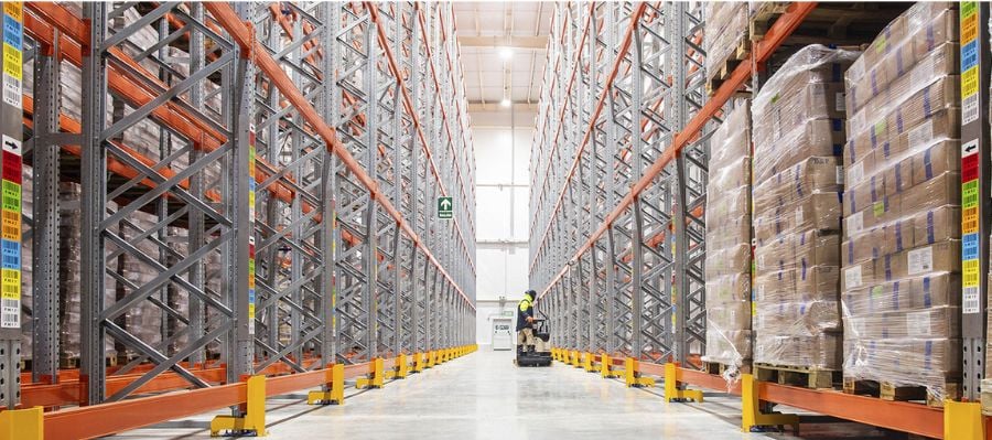 Paletové regály pre priemyselné haly: Na čom v skutočne veľkých skladoch záleží