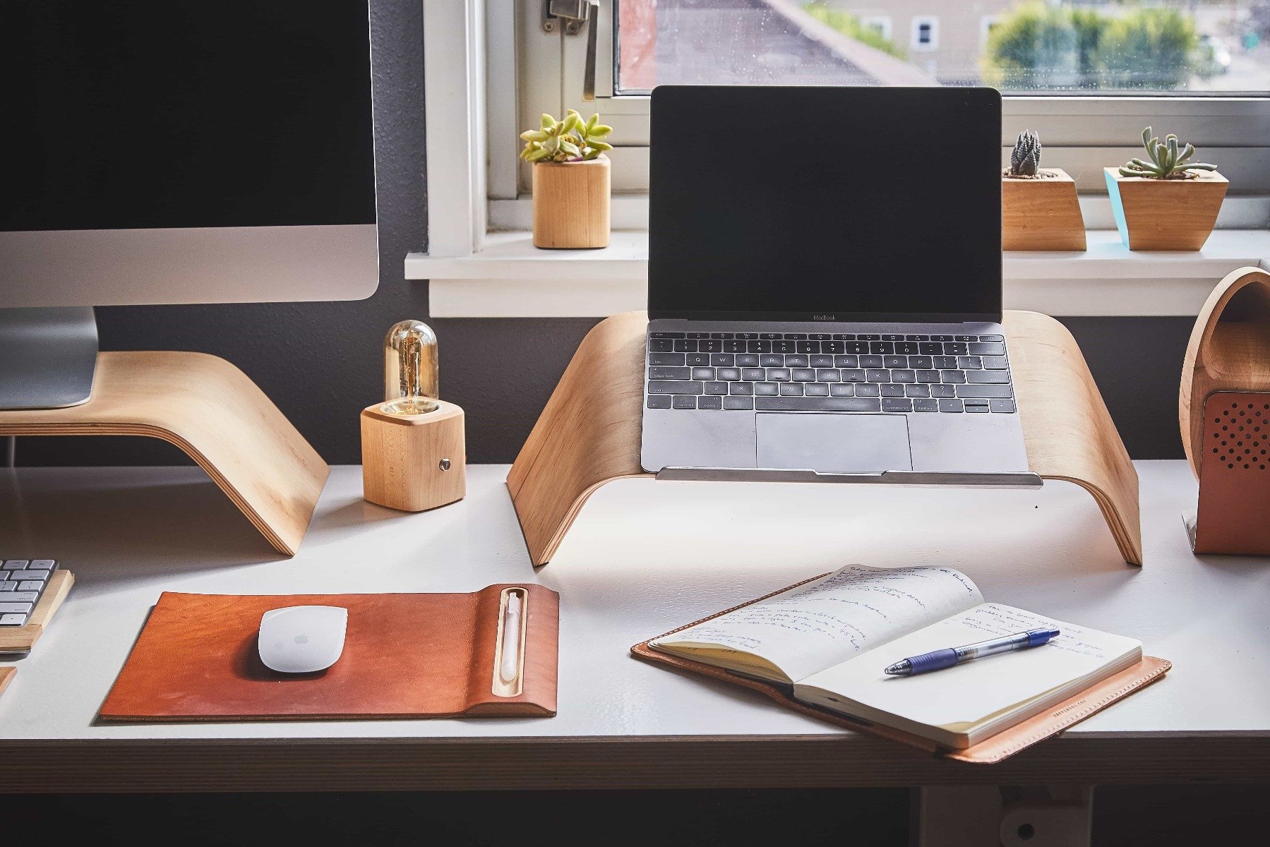 5 TIPOV NA VYTVORENIE KOMFORTNÉHO PRACOVISKA Z DOMU – HOME OFFICE