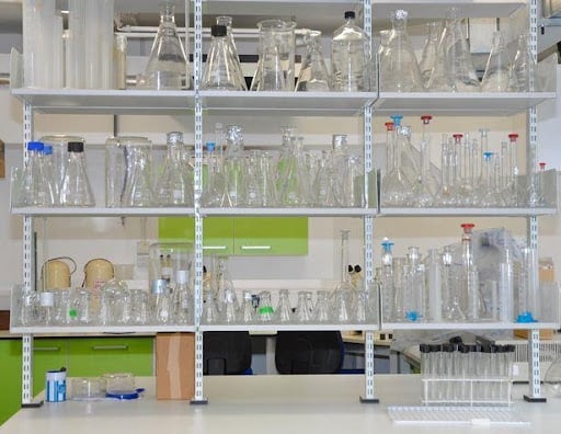 Celokovové regály v školskom laboratóriu